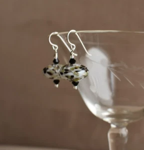 Mundgeblasene Klarglas Ohrringe mit Flecken von Schwarz Weiß und Funkeln, Sterling - Bild 1 von 10