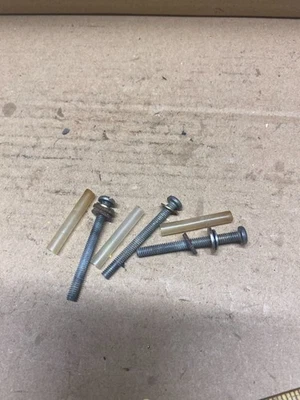 McCulloch Mini Mac 35 OEM Carb/tornillos de bobina con manguitos - Usado Foto 1 de 2