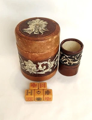Juego de tazas de dados con tapa de cuero en relieve vintage con dados de póker de baquelita Foto 1 de 4
