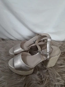 Kenneth Cole Phoenix 5.5M Ankle Strap Platform Pale Gold Sandals - Picture 1 of 10