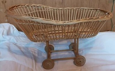 Ancien Landau Berceau Lit Poupée en Rotin Sur Roulettes bois années 50/60 - Photo 1/4