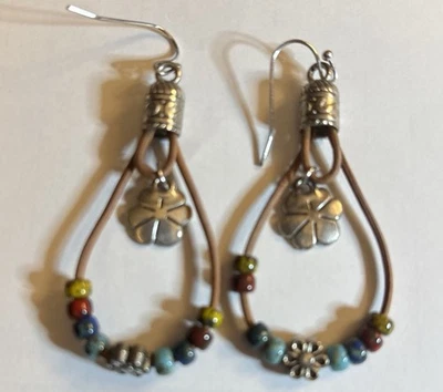 Pendiente colgante de flores con cuerda de cuero boho con cuentas de moda Foto 1 de 4