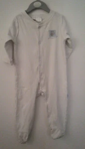 Weißer Schlafanzug/Overall Langarm mit hellblauem Emblem Gr. 68 - Bild 1 von 1