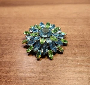 Vintage Signed Regency Brooch Beautiful Two-toned Rhinestones - Picture 1 of 3