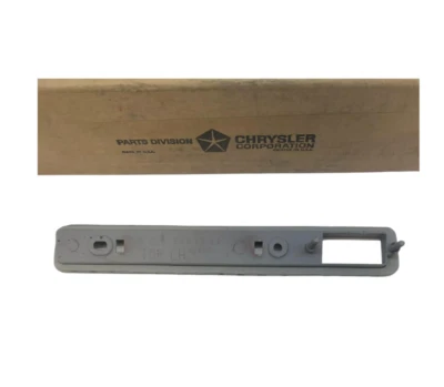 Bisel de lámpara marcadora trasera izquierda del lado del conductor Plymouth Fury 1970-1971 3479385 NOS. Foto 1 de 4