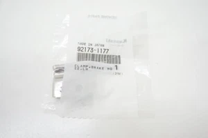 Soporte de abrazadera de línea de freno delantero KX250 KX450 izquierdo fabricante de equipos originales Kawasaki 92173-1177 KX M22 - Imagen 1 de 4