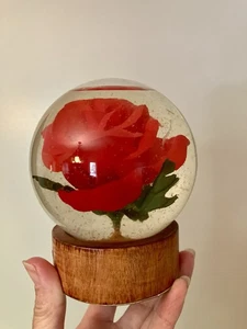 Vintage konservierte rote Kunstblume Rose im Glas Wasserkuppel Kugel Holzsockel - Bild 1 von 9