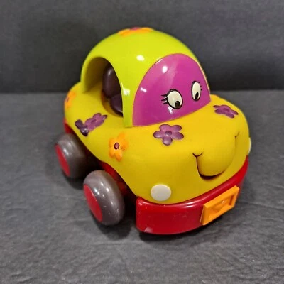 Игрушка-тягач Battat Just B. Wheeee-ls мягкая автомобиль с желтыми цветами автомобиль  - Изображение 1 из 4