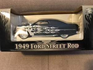 Crown Premiums 1949 Ford Street Rod Maßstab 1:38 Druckguss schwarz mit weißen Flammen Neu in OVP - Bild 1 von 5