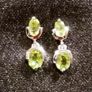 Neu .925 Sterlingsilber Peridot Ohrhänger - 5/8" x 3/16" - tolles Geschenk - Bild 1 von 3