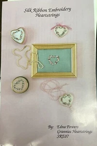 Abuelitas Cuerdas del corazón CUERDAS DEL CORAZÓN bordado de cinta Edna Powers 1993 - Imagen 1 de 4