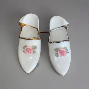 Vintage Dresden weiße Porzellan Schuhe Hausschuhe rosa Rosen gold und silber 70er Jahre - Bild 1 von 7