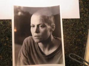 SIGOURNEY WEAVER SIGNED PHOTO Autographed black/white faded autograph - Picture 1 of 4