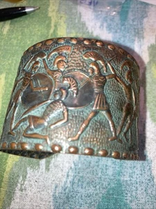 Hecho en Grecia Vintage Brazalete de Cobre Repousse’ Soldado Escena de Batalla MCM - Imagen 1 de 9
