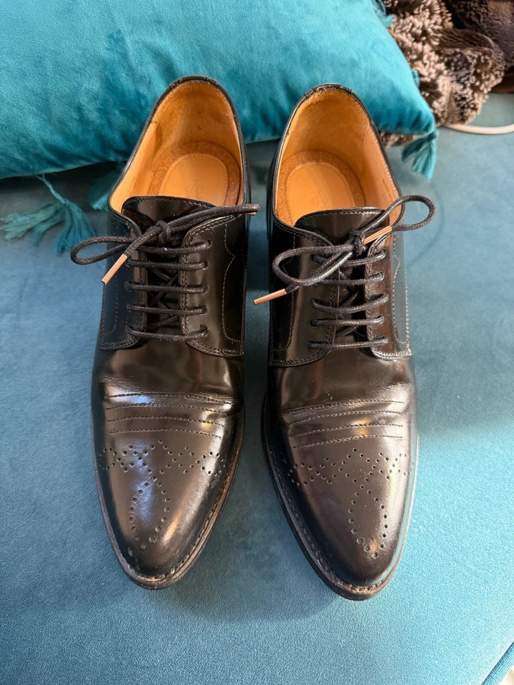 The Office of Angela Scott Miss Button Midheel negro talla 38 EE. UU. 8 impecable  Foto 1 de 4