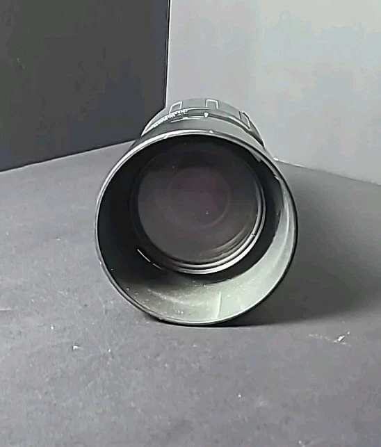 Lente negra Tamron AF 70-300 mm Telemacro 1:2 1:4-5,6 LD Foto 1 de 4