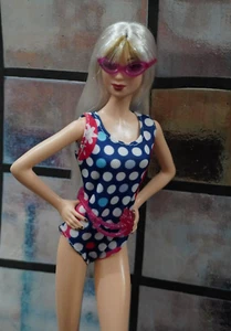 BARBIE BEACH FASHIONS blau Tupfen One Piece Badeanzug Gürtel und Sonnenbrille - Bild 1 von 3