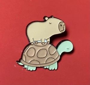 Pin Brosche Anstecker Capybara auf Schildkröte - Bild 1 von 2
