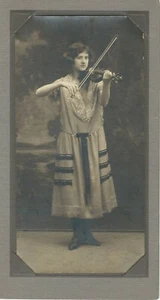 PORTRAIT OF A PRETTY YOUNG WOMAN AND HER VIOLIN : VINTAGE PHOTOGRAPH - Picture 1 of 3