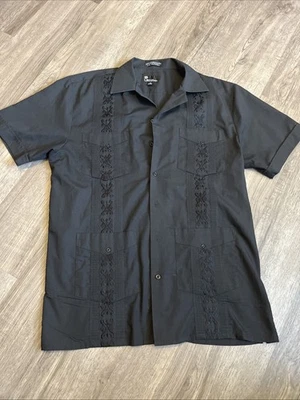 Camisa Para Hombre Omega Estilo Guayabera Cubana Mediana Manga Corta Abotonada Negra Foto 1 de 4