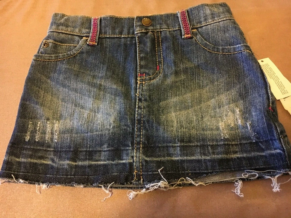 NUEVO CON ETIQUETAS 85% de descuento Falda vaquera DKNY para niñas con ropa interior incorporada, talla 24 meses $32 Foto 1 de 4