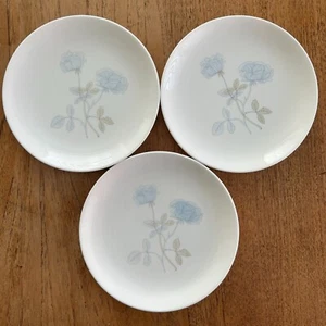 Wedgwood Ice Rose Bone China Set of 3 x 17 cm Side Plates - Blue roses on white - Picture 1 of 6
