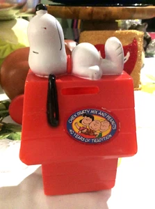 Banco de monedas Snoopy vintage años 80 plástico casa para perros Chex mezcla y cacahuetes 40 años - Imagen 1 de 9