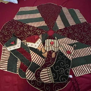 Vintage Quilted Christmas Tree Skirt And 4 Stockings Winter Holiday scalloped - Picture 1 of 18