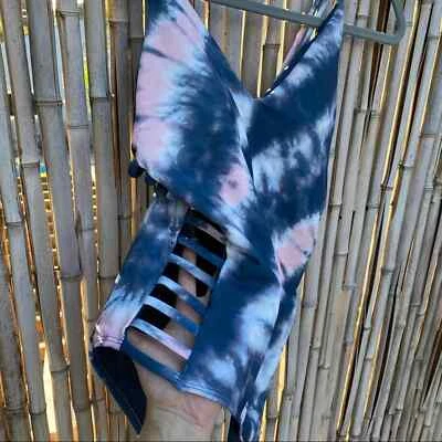Envya tie dye plunge neck caged one piece swimsuit Foto 1 de 4