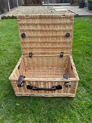 Wicker Hamper Basket With Lid - Picnic Basket- 43x32x20cm - Image 1 of 4