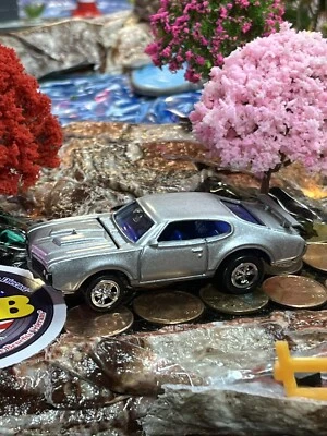 Johnny Lightning 1969 Oldsmobile 442 1:64 prata fundido usado excelente estado - Imagem 1 de 4