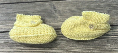 Винтажные вязаные крючком желтые детские пинетки ручной работы с пуговицами - Изображение 1 из 4