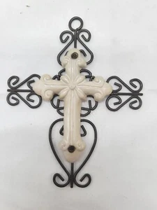 Croce decorativa in ceramica e metallo 6,75" x 5,5" avorio e marrone da parete - Foto 1 di 2