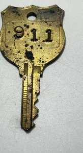 Llave de acceso vintage de latón para aplicación de la ley - Imagen 1 de 3