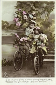 Niños con bicicletas - Foto postal antigua años 1900 - Imagen 1 de 2
