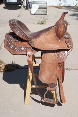 Серебряное королевское западное седло с соответствующим недоуздоком - Изображение 1 из 4