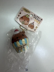 Kapibarasan Cafe Cupcake Squishy Keychain - New - Zdjęcie 1 z 2