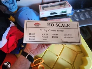 NIB Model Power HO Scale 98084 Granite Rock 36' 2 Bay Covered Hopper - Picture 1 of 2