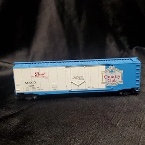 Country Club/Pearl Brewing Co. refrigerator boxcar HO scale with Kadee couplers - Picture 1 of 7
