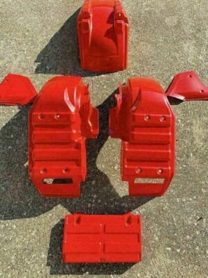 NUEVO JUEGO GUARDABARROS HONDA ATC 250ES PLÁSTICO ROJO GRANDE 85-87 TPO PLASTICOS Foto 1 de 4