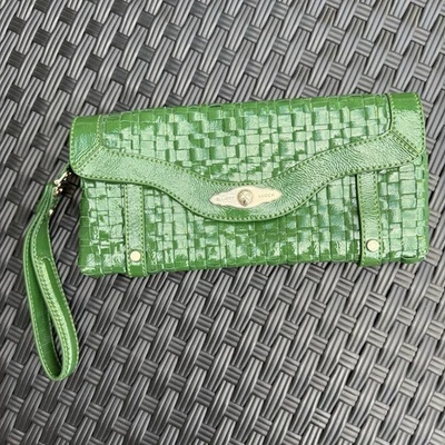 Elliott Lucca Woven Patent Leather Clutch Kelly Green Wristlet Gold Hardware EUC - Image 1 of 4