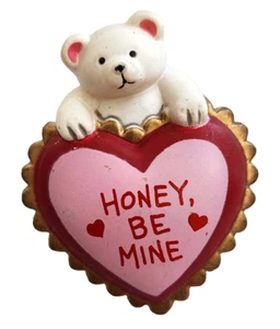 Broche Fun World PIN San Valentín De Colección OSO POLAR CORAZÓN MIEL Be MINE AÑOS 80 - Imagen 1 de 2