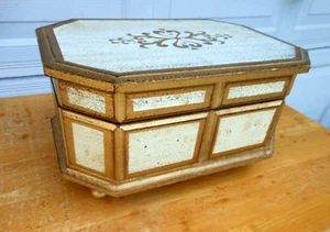Scatola musicale gioielli in legno vintage Somewhere My Love Footed Shabby Chic oro - Foto 1 di 21