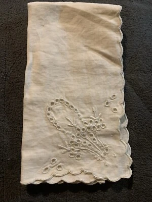 Bonito Pañuelo Recortado Bordado Vintage *Diseño de Cesta y Flor* Foto 1 de 4