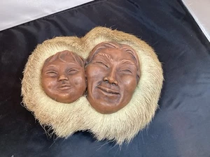 RAR Vintage geschnitzter Eskimo mit Fellbesatz Mutter & Kind Gesichter Kopf Wandbehang - Bild 1 von 7