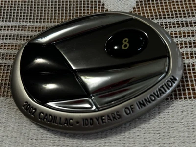 CADILLAC 2002 100 AÑOS DE INNOVACIÓN #8 INSIGNIA REJILLA MEDALLÓN EN ORIG. FUNDA Foto 1 de 4