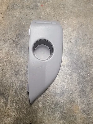 Toyota Highlander 2001-2007 tercera fila lado conductor portavasos moldura. Foto 1 de 2