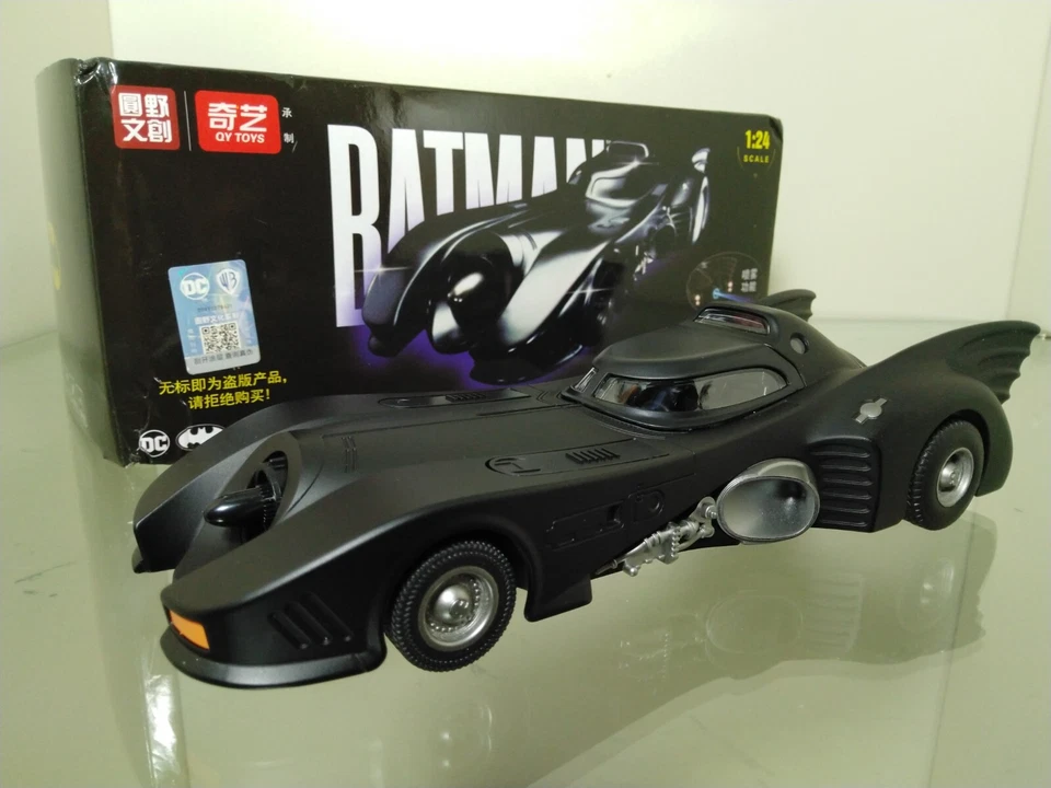 MODELLO auto pressofuso BATMOBILE 1989 BATMAN DC Comics WB QY Toys 1:24 luci LED - Immagine 1 di 4