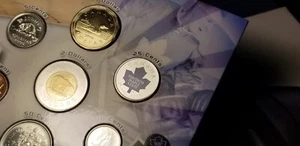 Canada 2005/2006 Toronto Maple Leafs Coin Set Having Rare Coloured 25 Cent Coin. - Picture 1 of 5
