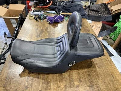 Asiento de sillín Corbin pistolero y dama 24 y nuevo Harley Touring Foto 1 de 4